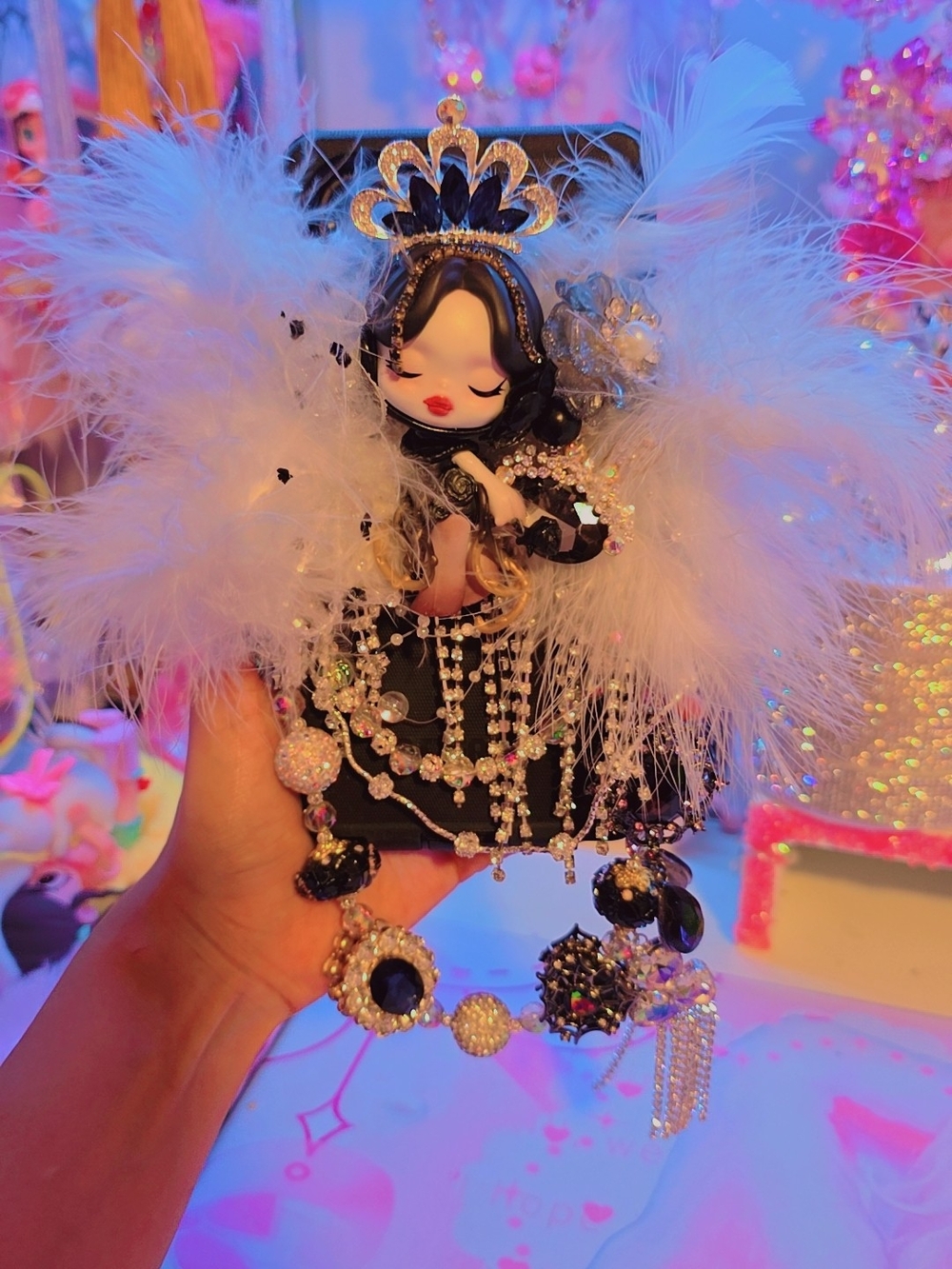 Elegant Black Feathered Sp Phone Clip